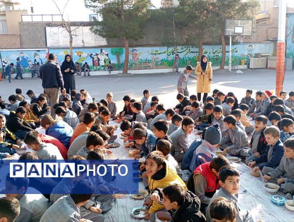 فضایی گرم و پر مهر برای دانش‌آموزان دبستان فضیلت کاشمر در آستانه میلاد دخت پیامبر (ص)