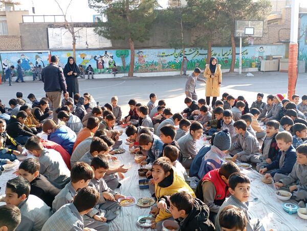 فضایی گرم و پر مهر برای دانش‌آموزان دبستان فضیلت کاشمر در آستانه میلاد دخت پیامبر (ص)