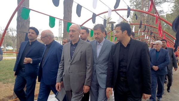 بازدید معاون رئیس جمهور و ریاست سازمان برنامه و بودجه کشور از مشاغل صنایع دستی و نان شهرستان برخوار در پارک آزادگان شهر حبیب آباد
