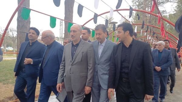 بازدید معاون رئیس جمهور و ریاست سازمان برنامه و بودجه کشور از مشاغل صنایع دستی و نان شهرستان برخوار در پارک آزادگان شهر حبیب آباد