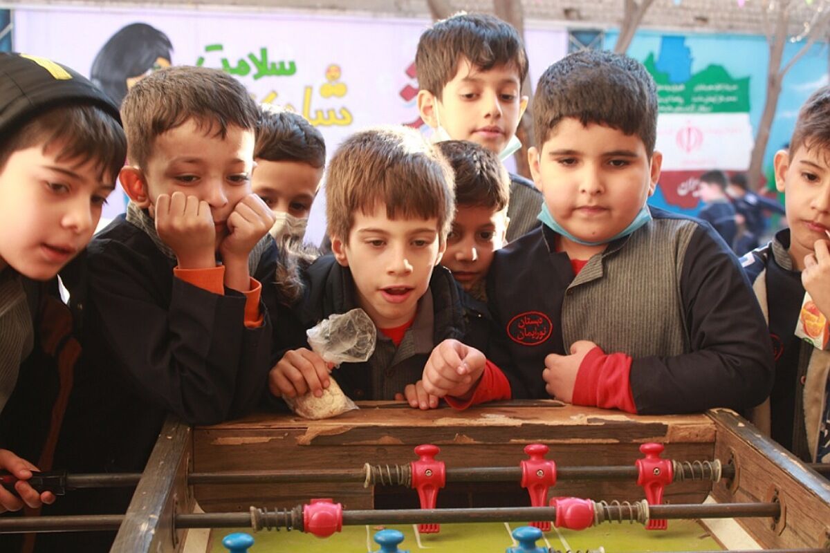 صبحگاه پرشور پاییزی در مدرسه نور ایمان بهارستان‌دو