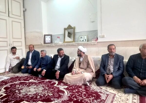 دیدار مسئولان روستای مومن‌آباد قم با خانواده شهدا

