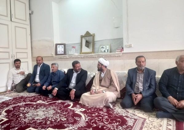 دیدار مسئولان روستای مومن‌آباد قم با خانواده شهدا

