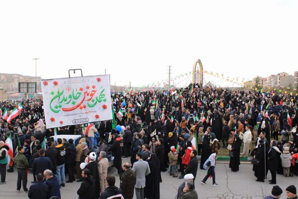 حضور گسترده اقشار مختلف مردم پردیس در راهپیمایی ۲۲ بهمن