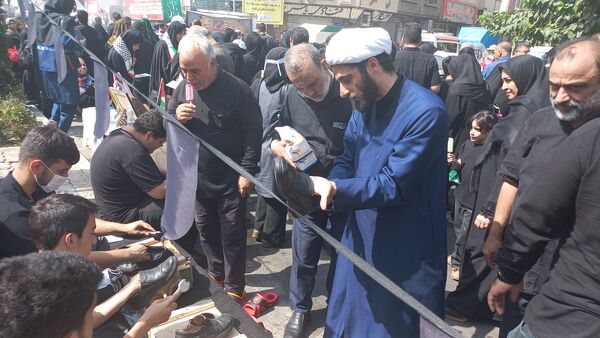 جاماندگان اربعین در خیابان ۱۷ شهریور هم‌قدم با زائران کربلا
