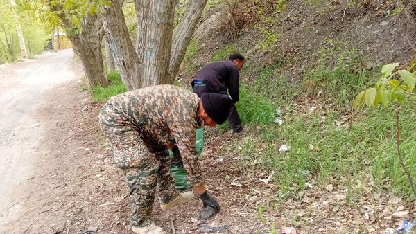 پاکسازی خیابان و کوچه‌های روستای یاسه چای توسط دانش‌آموزان مدرسه ۲۲ بهمن