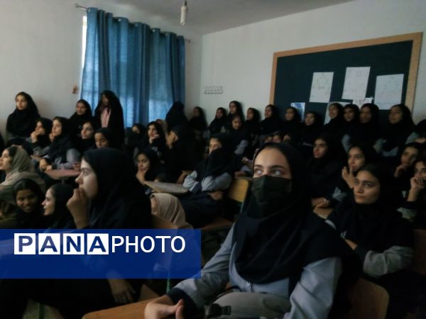 رصد آموزشی ماه در مدرسه حضرت فاطمه(س) میناب؛ گامی برای پرورش استعدادهای نجومی