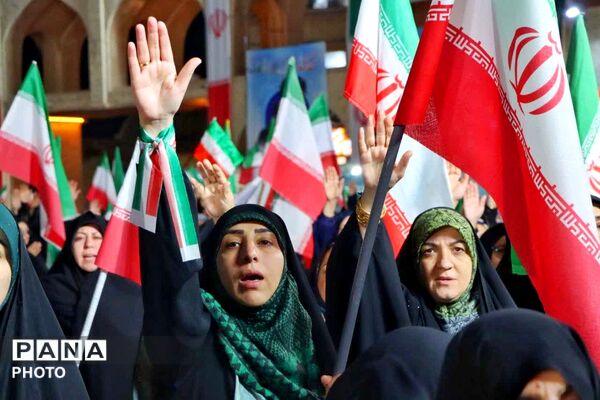 هنرمندان پای کار انقلاب