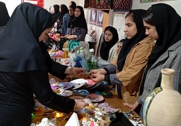 برگزاری بازارچه دست سازه‌های دانش‌آموزان در دبیرستان دخترانه نمونه خدیجه الکبری(س) 