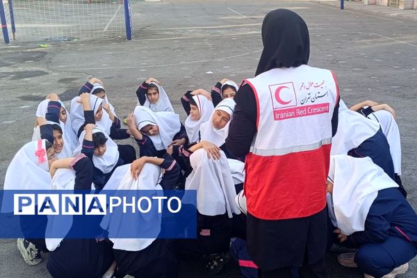 حضور نیروهای هلال احمر در دبستان هدی۱ به مناسبت هفته پدافند غیرعامل