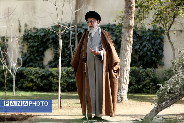 کاشت سه نهال توسط رهبر انقلاب در روز درختکاری
