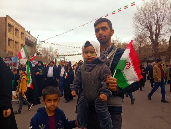 جلوه‌هایی از حضور پرشور دهه نودی‌ها در راهپیمایی ۲۲ بهمن در یزد