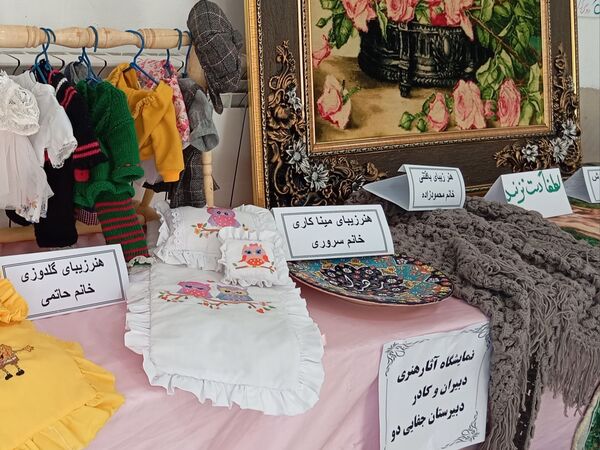 نمایشگاه آثار هنری معلمان دبیرستان جفایی در هفته معلم