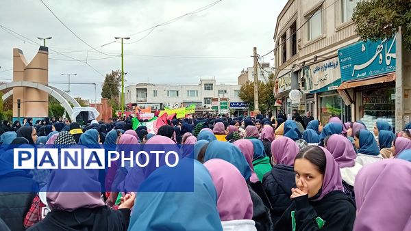 حماسه‌آفرینی دانش‌آموزان کمیجانی در راهپیمایی۱۳ آبان 