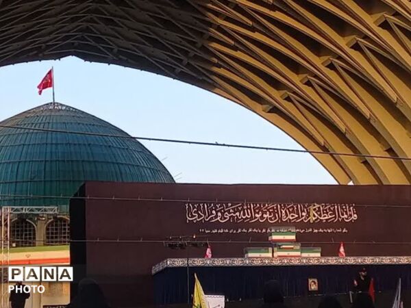 حضور میلیونی مردم در مراسم بدرقه‌ امام شهید
