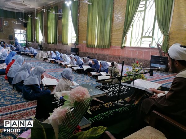 محفل انس با قرآن و اقامه نماز جماعت در سومین روز ماه مبارک رمضان 