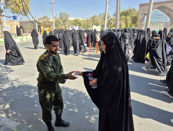 نمایش جرعه ای از ایستادگی در مسیر راهپیمایی ۱۳ آبان ماه