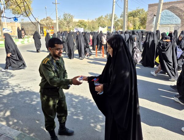 نمایش جرعه ای از ایستادگی در مسیر راهپیمایی ۱۳ آبان ماه