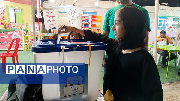 حضور اقشار مختلف مردم لارستان پای صندوق‌های رای
