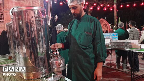 فعالیت چایخانه حضرت زهرا س در مسجد جامع نیشابور 