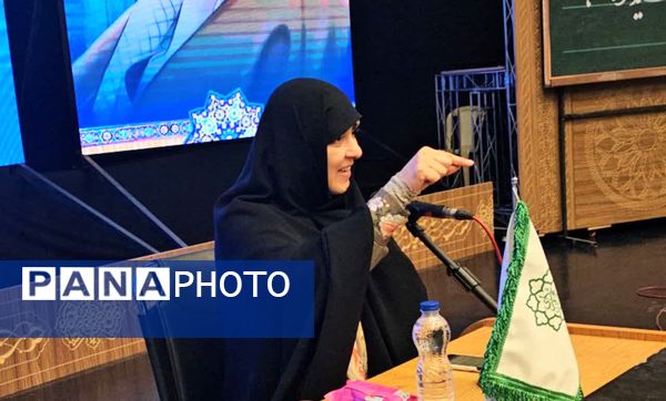 همایش زیست عفیفانه با موضوع عفت و حجاب در تالار ایوان‌ری