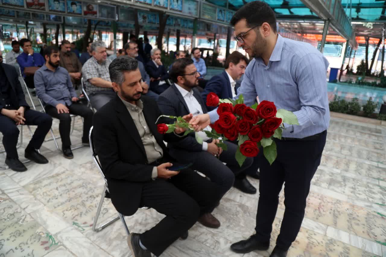 آیین غبارروبی مزار شهدا با حضور اصحاب رسانه در قم