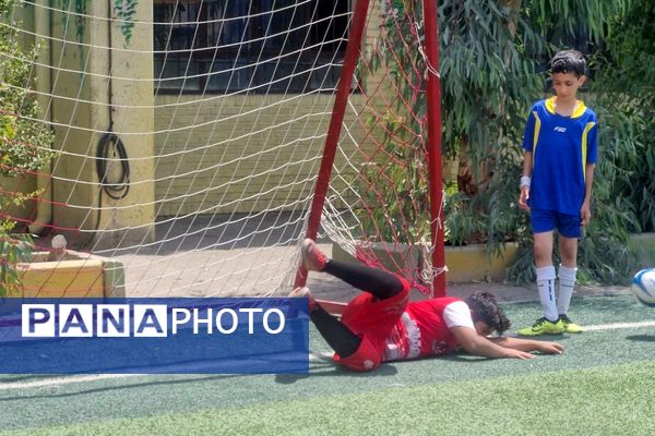 آیین افتتاح زمین چمن مصنوعی در قرچک