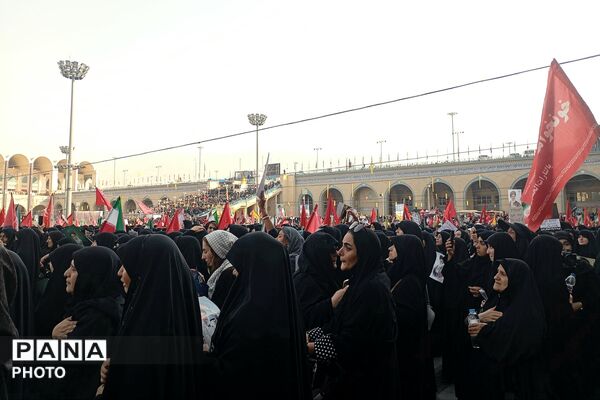 حضور جمعیت و مهمانان ویژه در مراسم وداع با رهبر شهید در مصلی امام خمینی تهران