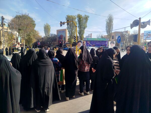 حضور پرشور دانش‌آموزان دبیرستان هیئت امنایی معراج اردبیل در راهپیمایی روز ۱۳ آبان ماه