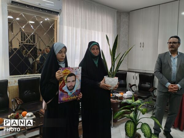 مراسم تجلیل از خانواده شهدا در دبستان شاهد شهید ناصری