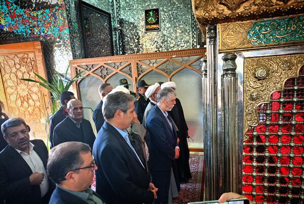 وزیر فرهنگ و ارشاد اسلامی غبار از مزار شهدای امامزاده سید حمزه کاشمر برداشت