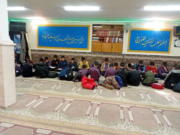 اقامه نماز جماعت ظهر توسط دانش آموزان مدرسه شهید نوروز علی حسینی 