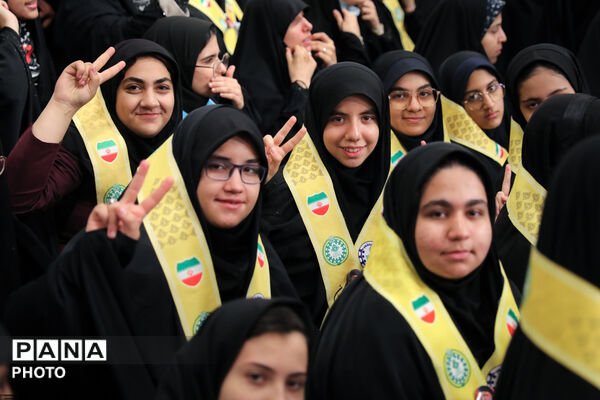 لحظه‌های ماندگار دیدار دانش‌آموزان با رهبر شهید انقلاب