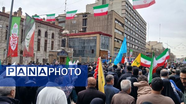 راهپیمایی ۲۲ بهمن با حضور پرشور مردم انقلابی در تهران