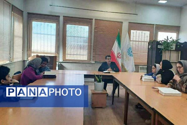 پرتو فجر در کتابخانه پانزده خرداد درخشید؛ عصر شعر انقلاب با حضور شاعران و فرهیختگان