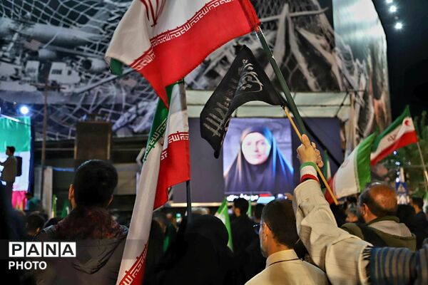 حضور پررنگ اداره آموزش و پرورش در راهپیمایی میدان انقلاب