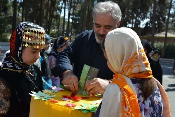 جشن عاطفه‌ها؛ لبریز از مهربانی در دبستان دخترانه قدر بهارستان ۲