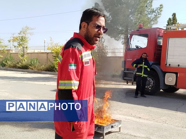 مانور آتش نشانی به مناسبت هفته پدافند غیر عامل در دانشگاه پیام نور کاشمر
