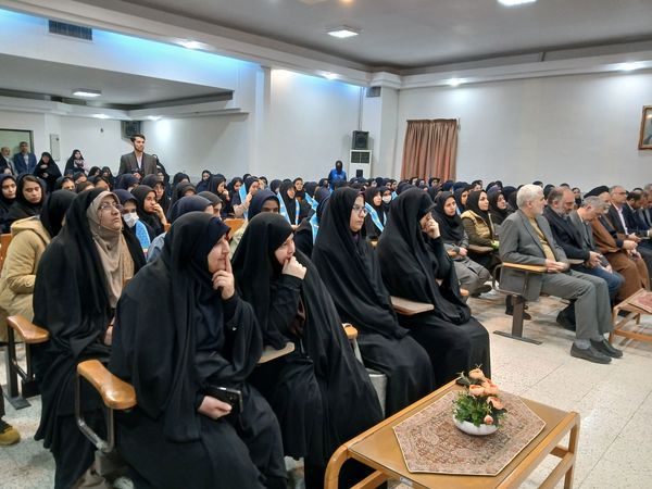 نواختن رنگ انقلاب  در دبیرستان مهشید مصلی نژاد