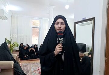 دیدار دانش‌آموزان دبیرستان محدثه قم با خانواده شهید مالامیری