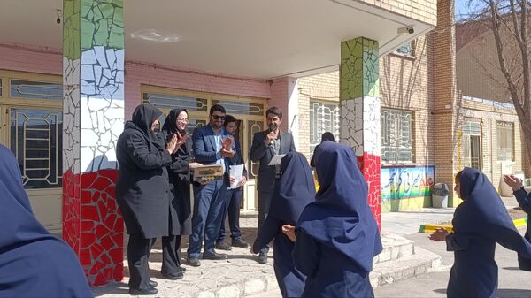 تقدیر از برگزیدگان مسابقات قرآن، عترت و نماز در دبیرستان حضرت سکینه 