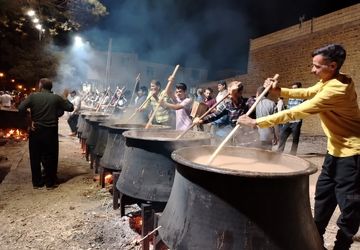 پخت آش به عشق امام رضا(ع)