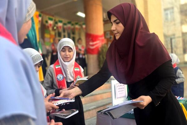 جشن پیروری انقلاب اسلامی در دبستان شهید آقچه‌لو رباط‌کریم