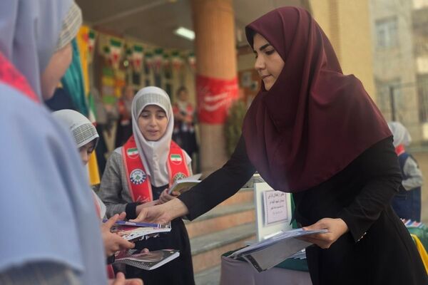 جشن پیروری انقلاب اسلامی در دبستان شهید آقچه‌لو رباط‌کریم