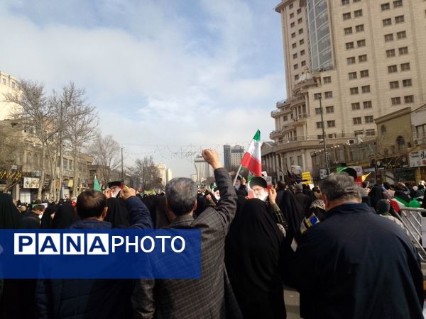 مشهد الرضا شاهد غوغا مردم در راهپیمایی ۲۲ بهمن شد