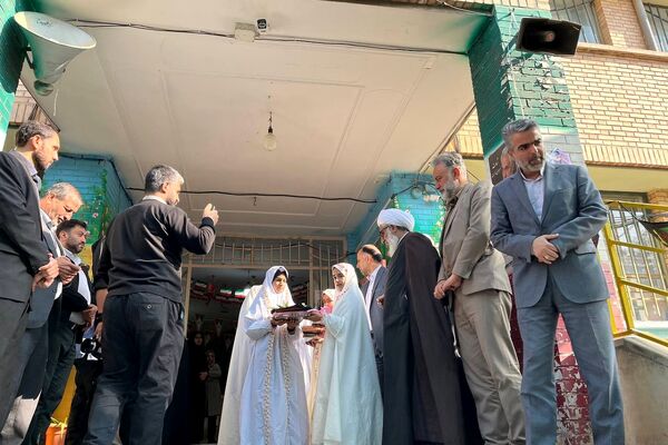 روز معنویت در مدرسه محدثه شاهد ورامین؛ از نماز باران تا زنگ عتبات عالیات