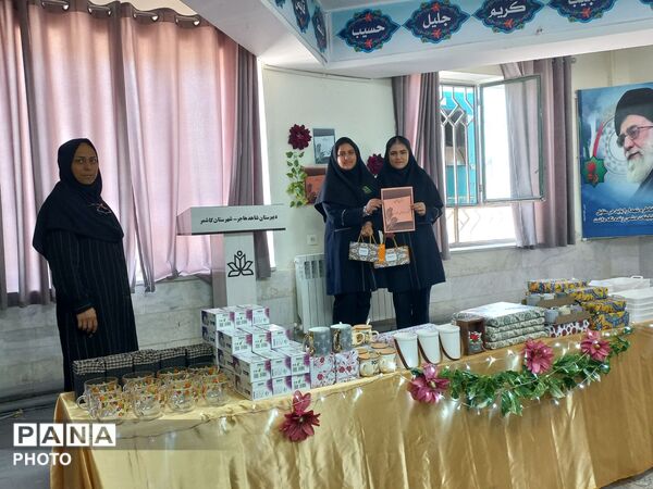مراسم جشن ممتازین در دبیرستان شاهد هاجر کاشمر