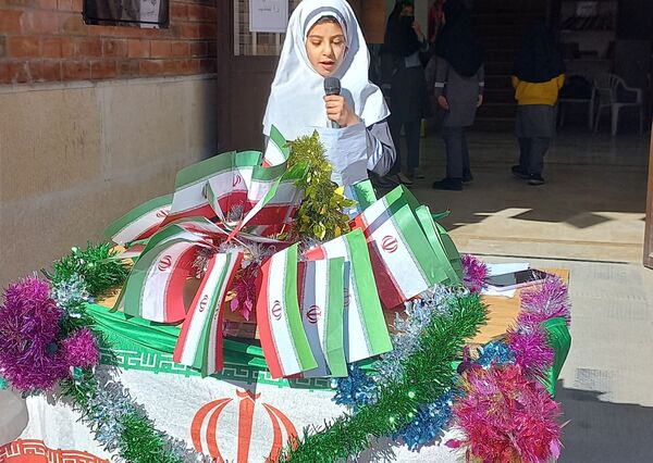 استقبال دانش‌آموزان مدارس شهرستان پردیس از دهه فجر انقلاب اسلامی ایران 