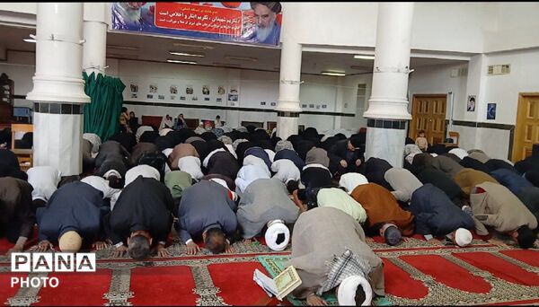 حضور پررنگ دانش‌آموزان بیرانوندی در نماز جمعه