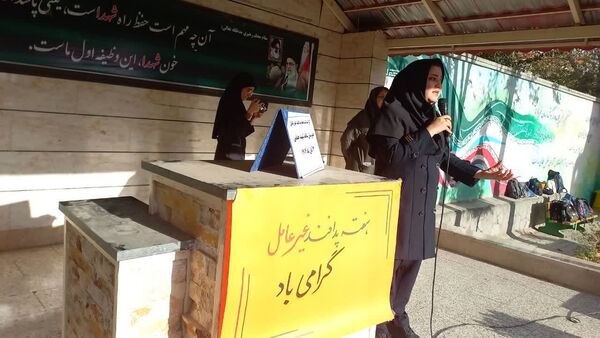حضور جمعی از آتش‌نشانان در مدرسه شاهد شهید حمامی ناحیه شش مشهد